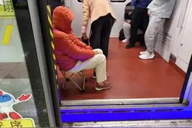 上海地铁里的一幕：8人自带小板凳，有人直接戴眼罩开睡！广播不断提醒，他们充耳不闻图片