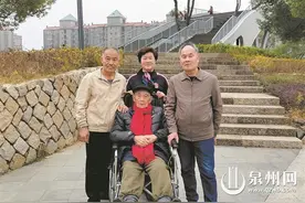 轮椅上的风景 绿道上的孝心 三兄妹推着98岁老父亲爬山欣赏家乡新貌图片