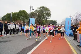 今年首站浙江路跑10公里达标赛绍兴迪荡湖畔开跑图片