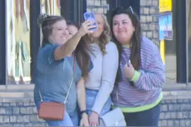 墨西哥连体双胞胎网上答疑：其中一个爱情生活很和谐，另一个对谈恋爱不感兴趣图片