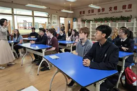 特写：中美学生同上一节中国古诗课图片