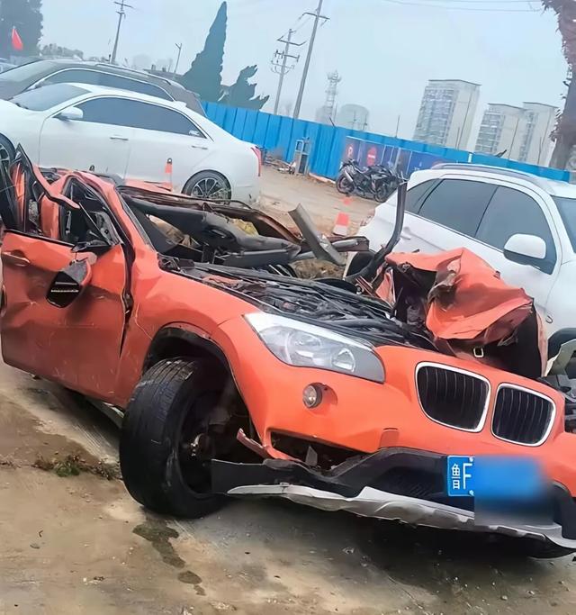 烟台一渣土车侧翻压死女老师，遇难者家属讲述： 很多学生来悼念，肇事车经改装严重超载