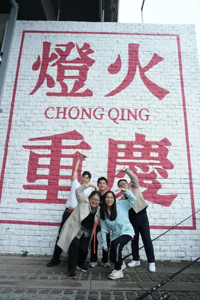 青春就要这“young”玩出“趣” | 在Citywalk中寻找同频“搭子”