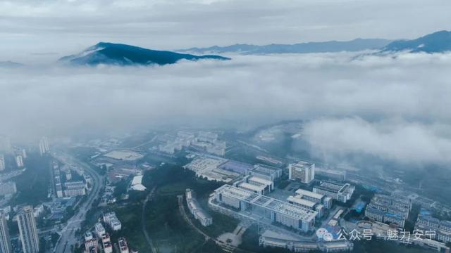 安宁雨后云海绘就“天空之城”