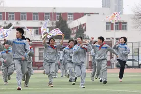 天津市集贤里中学：放飞风筝 拥抱春天图片