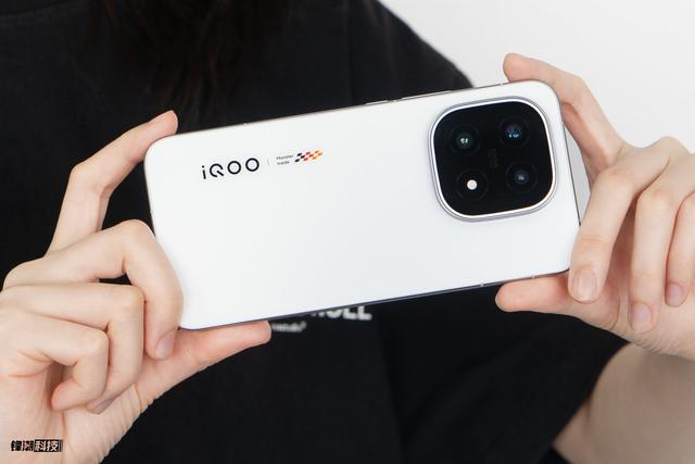 iQOO 15评测：跨代领先的性能，无短板的旗舰体验