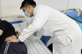 爹爹搬花盆时闪了腰，一查竟是腰椎压缩性骨折图片