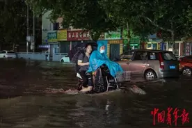 河南郑州：暴雨突袭 城区多处积水图片