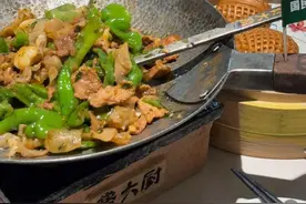 “本科学历以下勿扰”，工作内容包括桌椅清洁，连锁餐饮服务员招聘引热议图片