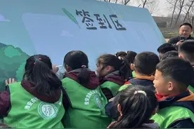 淮阴师范学院第一附属小学开展“种下一棵树 收获万点绿”植树节活动图片