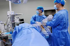 烟台市中医医院完成关节镜下微创滑膜切除、游离体取出手术图片
