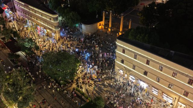 人山人海，20℃的昆明老街挤满了避暑的游客