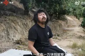 残疾男子摆摊拾荒16年捐出百万，拒绝直播带货：害怕粉丝冲动把生活费刷给我图片