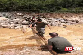 资兴市白廊镇：退伍不褪色，抗洪显担当图片
