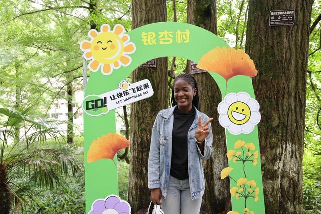 留学生走进金佛山绿水青山 亲身感受美丽中国故事