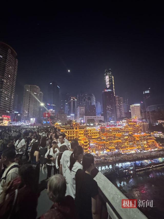 重庆又“宠客”，洪崖洞景区外封桥封路，游客提前一小时占位看亮灯