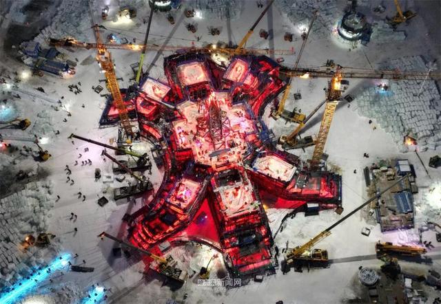 冰雪大世界超级冰滑梯初显“长城”雄姿