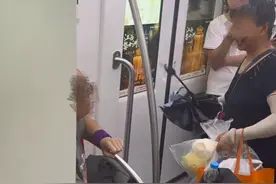车厢内老太太要求让座遭拒用伞打人 杭州地铁回应图片