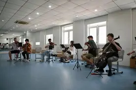 在音乐街区免费排演，上海这支“业余”青年乐团“为爱发电”图片