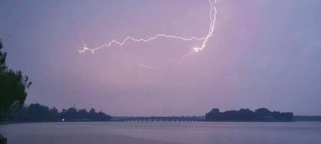 “像天空在倒冰块”！冰雹砸坏车能赔吗？