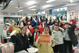 每人一个大白萝卜，这位成都老师给学生的期末奖励很“食在”图片