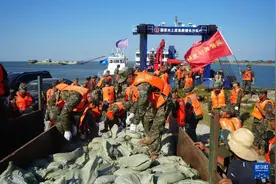 聚焦防汛抗洪｜人民子弟兵奋战湖南华容抢险救援一线图片