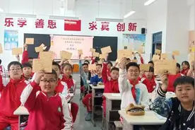 ​书信手拉手 纸短情谊长图片