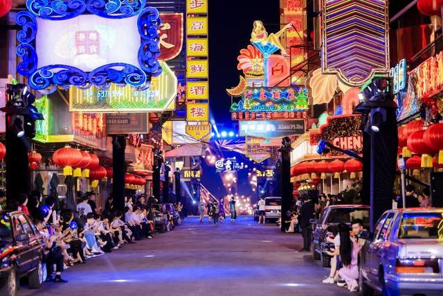 上海影视乐园黄河路焕新升级，“繁花依旧”摩登SHOW点燃城市夜经济