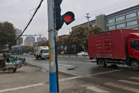 情报站|济南无影山北路一红绿灯灯头脱落，摇摇欲坠待修复图片