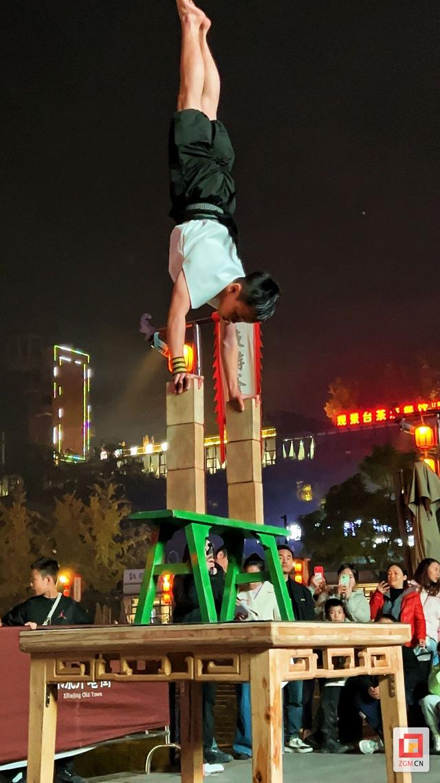 盏灯映河 技惊四座！自贡杂技点亮研学之夜