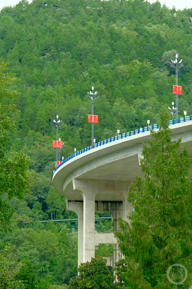 满城“中国红” 喜迎国庆节