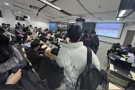 清华大学新学期首节AI大模型课爆满 系方：课程常态化，培养“AI+”人才图片