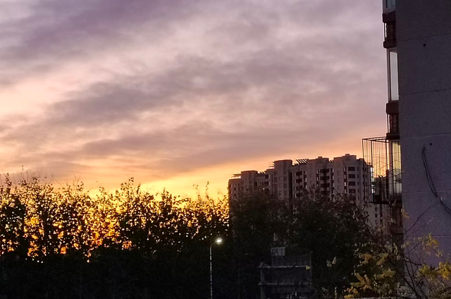 朝色漫染	，天空披彩，北京的晨光太治愈了！