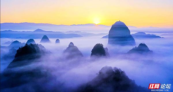 云雾作幕，丹霞为台：独岩峰的“天际线独舞”