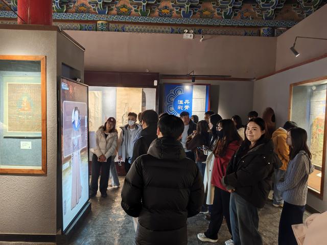 张掖大佛寺文物研究所：虚拟换装新体验 老年游客笑开颜