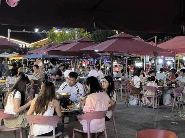 【山水黔南多奇幻】国庆旅游消费市场火爆,平塘“旅游饭”越吃越香