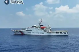 中国海警在黄岩岛海域开展救生训练图片