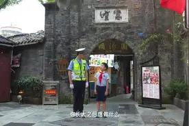 成都少年唱响宽窄巷子 庆祝新中国75周年华诞图片