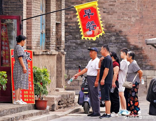 山西平遥古城，游客兴致很高