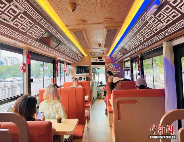 河南郑州：民众乘“商都号时空穿梭文旅巴士”  体验历史探源旅程