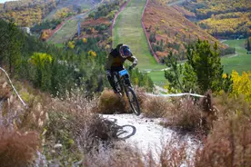 山地速降，近百名自行车手在崇礼同场竞技图片