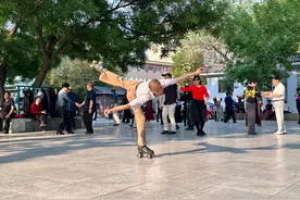 脚蹬旱冰鞋跳交谊舞，莲花池公园“安比槐大爷”火了图片