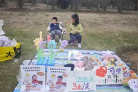 宝妈带两娃摆地摊，3小时盈利不足30元：让他们明白挣钱不易，为教育还将继续图片