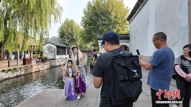 浙江南浔古镇：游人尽享水乡风情