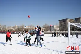 呼和浩特举办雪地足球锦标赛图片