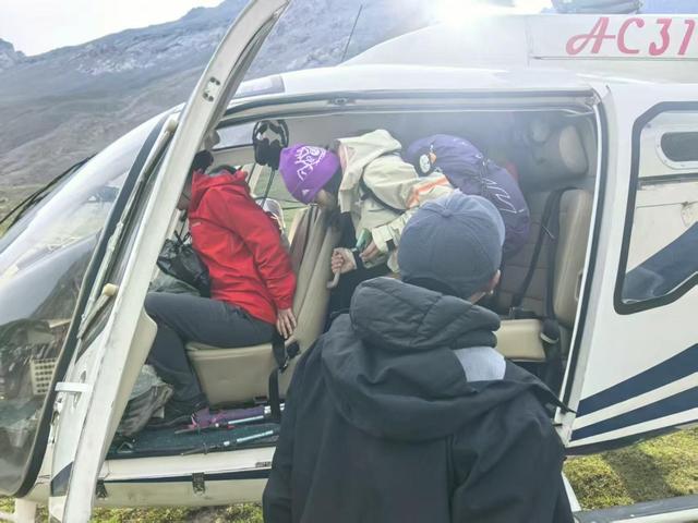 27小时7架次直升机搭起32名徒步人的天山生命通道，平安为什么干起了急速救援的活？