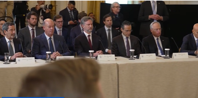 石油巨头齐聚白宫探讨委内瑞拉原油，特朗普“你们投千亿、政府不出钱”，美孚“没改革就没投资	”