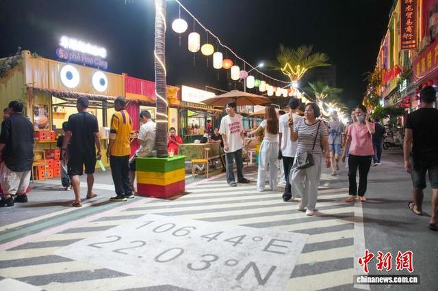 广西凭祥：中越边境“跨国不夜城”引游人