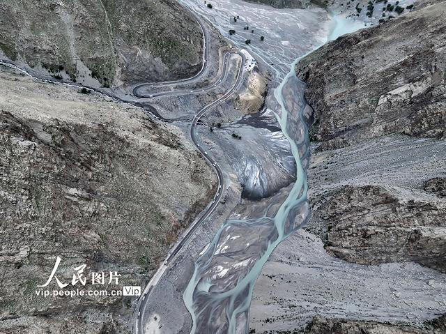 新疆：独库公路景色壮美