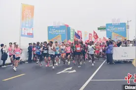 2024江西永修半程马拉松开跑 6千名跑友竞速“候鸟小镇”图片